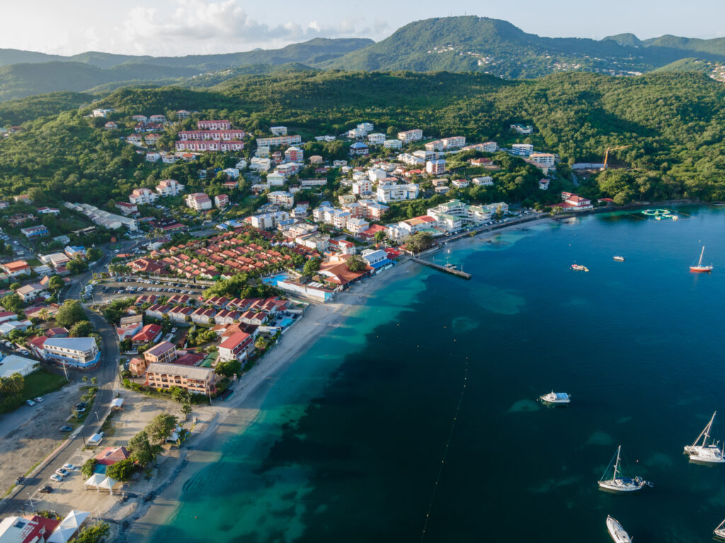 L'anse Mitan et son village au bord de l'océan pour des vacances inoubliables !