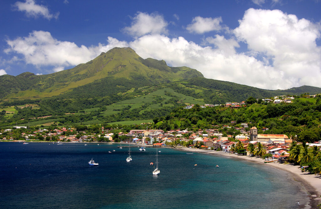 Explorez la Montagne Pelée en Martinique lors d'une randonnée époustouflante.