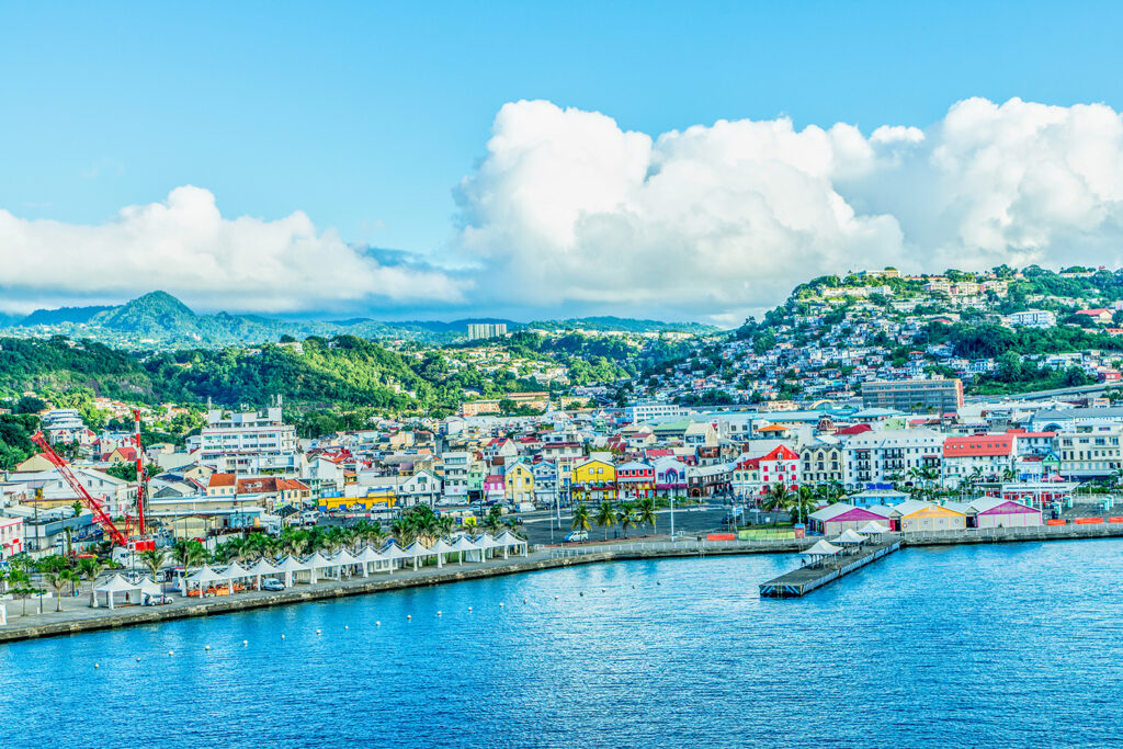 Fort-de-France est le joyau de la Martinique, combinant la beauté des Caraïbes avec une touche française élégante.