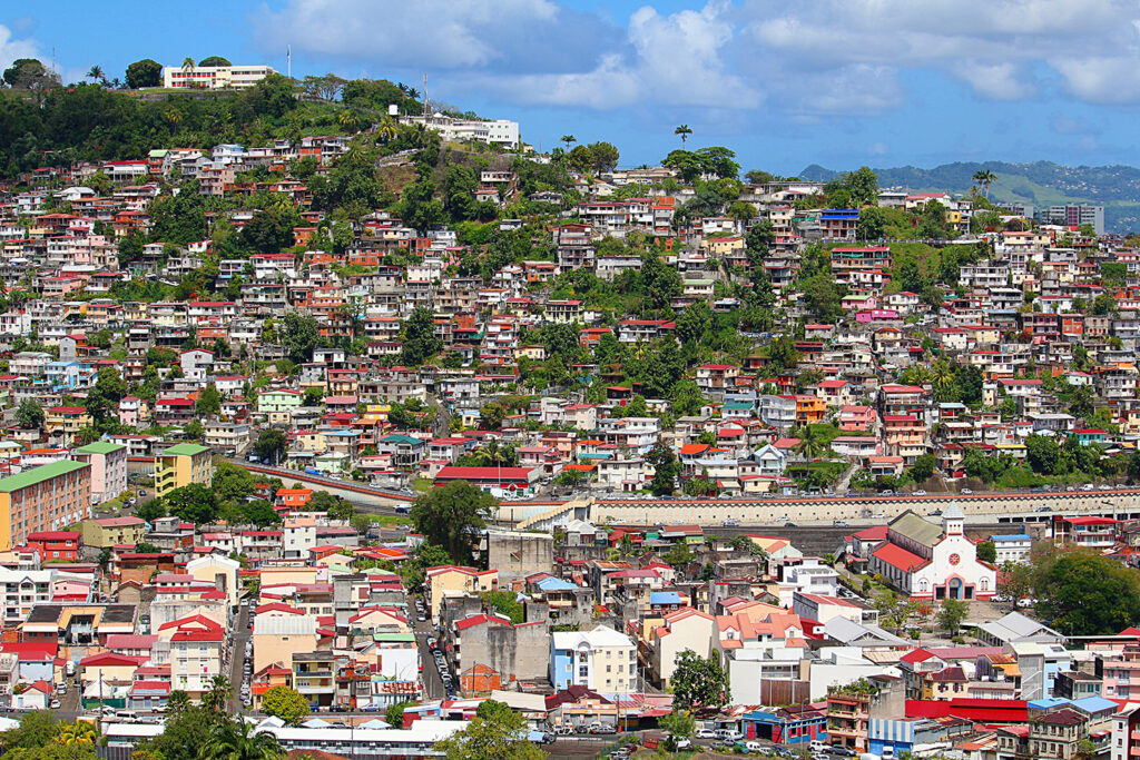 Fort de France, une ville dynamique abritant environ 80 000 habitants.